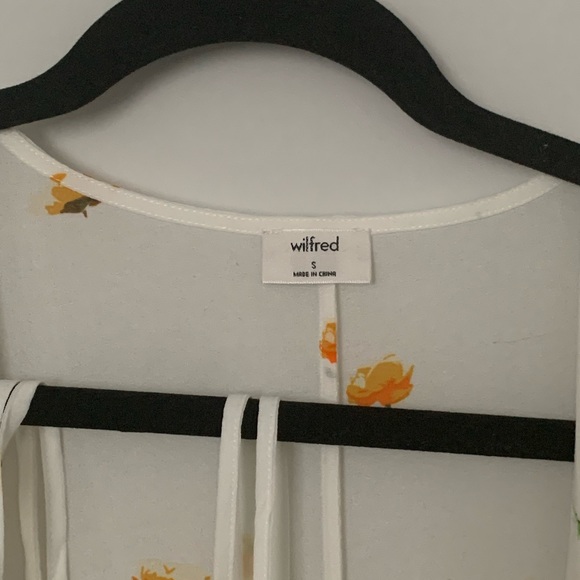 BNWOT Lilia Blouse Aritzia Wilfred Floral Wrap Top - Picture 3 of 3